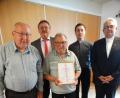 Bild: ct
Die letzte Mitgliederehrung der KAB Schlicht (von links): Vorstandssprecher Hans Ludwig Adam, Bürgermeister Hans-Martin Schertl, Jubilar Hans Streit, Diözesanpräses Stephan Rödl und Präses Dieter Gerstacker.