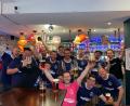 Bild: Michael Bäumler/privat
Die Tännesberger in einem Pub von Manchester: Flüssigkeitsaufnahme für das Relegationsspiel gegen die SG Steinberg/Fischbach.