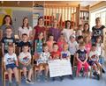 Bild: wku
Die Kleinen des Königsteiner Kindergartens mit dem Team vom Babybasar, das Kindergartenleiterin Kerstin Höller (rechts) die Spende übergab.