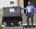 Bild: mfh
Hubertus Berger mit einem Hunt aus den Sulzbach-Rosenberger Erzgruben: Sein Versuch, die Montangeschichte der Stadt in einen dreiviertelstündigen Film zu packen, gelang nur bedingt.