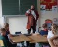 Bild: wel
Als "Meister Abramo" erschien Florian Waldherr an der Doktor-Eisenbarth-Schule zum Vorlesetag und hatte natürlich ein Buch über Eisenbarth dabei. Insgesamt sechs Lesepaten vermittelten den Grundschülern Spaß an Büchern und Freude am Lesen.