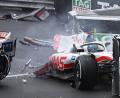 Bild: Christian Bruna/EPA Pool/AP/dpa
Der deutsche Pilot Mick Schumacher crasht in die Leitplanken, so dass sein Haas-Rennwagen bei dem heftigen Einschlag in zwei Teile gerissen wird.