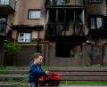 Bild: Natacha Pisarenko/AP/dpa
Vor einem zerstörten Gebäude in Irpin am Stadtrand von Kiew spielt der kleine Yarik mit seinem Spielzeug-Lastwagen.