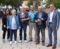 Bild: Stadt Tirschenreuth/exb
Siegfried Fuchs (3.v.l.) mit Ehefrau Anke (2.v.l.) auf dem Tirschenreuther Markt-platz. V.l.: Großcousine Gisela Schmid-Jäger, der Freund der Familie Peter Knott, Verleger Eckhard Bodner und Bürgermeister Franz Stahl.