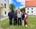 Bild: Simon Schmidkonz/exb
Zum 70. Geburtstag von Hermann Schmidt überbrachte auch eine Delegation der Feuerwehr Rosall Glückwünsche. Von links Johann Müller, Werner Schmelzer, Sandra Müller, Jubilar Hermann Schmidt mit Ehefrau Andrea, Sohn Matthias Schmidt sowie Tochter Stefanie Reichenberger mit Enkelkind Jonathan.