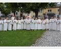 Bild: jr
In der Pfarrei St. Laurentius Konnersreuth traten 16 Kinder erstmals an den Tisch des Herrn. Im Bild die Erstkommunikanten mit (von links) Klassenleiterin und Rektorin Michaela Ponnath, Pater Benedikt Leitmayr und Lehrer Michael Feigel vor dem Theresienbrunnen auf dem Therese-Neumann-Platz.