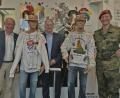 Bild: hbe
Sein früherer Reservistenpulli fand gleich einen würdigen Platz in der Ausstellung. V.l. Bürgermeister Strehl, Puppe mit Reservistenpulli Reisingers, Landrat Richard Reisinger und Oberstleutnant Sebastian Erbe.