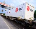 Bild: Jonas Walzberg/dpa
Die zwei ersten DPD-Container stehen auf einem Güterzug im DUSS-Terminal Hamburg Billwerder. Nach der Deutschen Post DHL schickt nun auch Konkurrent DPD einen Teil seiner Pakete über die Schiene quer durch Deutschland.