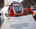 Bild: Frank Rumpenhorst/dpa
Ein frisch erworbenes 9-Euro-Ticket, aufgenommen im Frankfurter Hauptbahnhof.