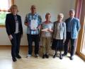 Bild: hme
Zweite Bürgermeisterin Sigrid Ziegler (links) sowie VdK-Kreisvorsitzender Josef Rewitzer (rechts) und Ortsvorsitzende Anni Braun (Zweite von rechts) ehren die treuen Mitglieder Siegfried Gebhardt und Maria Häring.