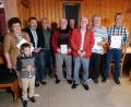 Bild: vsr
Wolfgang Brunhofer (Zweiter von links) gratulierte den Geehrten (von links) Brigitte Scharf, Bernhard Zötzl, Werner Dick, Lothar Götz, Reinhard Naber, Norbert Rahn und Mario Weigel. Johannes Brabek (vorne, links) bekam eine kleine Trophäe.