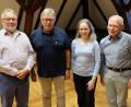 Bild: do
Für 40 Jahre Singen im Männerchor zeichneten Liedertafel-Vorstand Karl Ott (links) und Dirigentin Riita Michelson (Dritte von links) Georg Bayerl (Zweiter von links) aus. Peter Hübl (rechts) wurde zum Ehrenmitglied des Männergesangvereins ernannt.