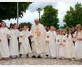 Bild: fjo
Freudig schunkeln die Waidhauser Kommunionkinder mit Pfarrer Georg Hartl zum Ständchen des Musikvereins vor dem Hauptportal der Pfarrkirche.