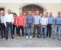 Bild: kro
Das neu gewählte Vorstandsteam des Förderkreises SLZ Silberhütte: Vorne von rechts Manfred Göhl, Andreas Ackermann, Frank Kiener, Alfred Schöberl, Matthias Ziegler, Jürgen Mark und Stefan Schnurrer, dahinter die gewählten Beiräte.