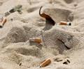 Symbolbild: Clara Margais/dpa
Zigarettenstummel verschmutzen den Strand von Arenal auf der spanischen Urlaubsinsel Mallorca.