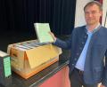 Bild: Wilhelm Amann
Dicke Ordner mit 511 bedruckten Seiten: Der Nabburger Verwaltungsleiter Thomas Prey hatte den von der Regierung erlassenen Beschluss zum Bahnübergang Nabburg in die öffentliche Stadtratssitzung mitgebracht.