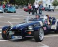 Bild: fz
Natürlich rechtsgesteuert. Oswald Mutschler als Organisator führt die Roadster bei der Rundfahrt an.