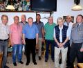 Bild: ds
Die neugewählte Vorstandschaft von links: Georg Marx (Revisor), 2. Vorsitzender Manfred Titze, Beisitzer Felix Fohler, Bezirks-und Kreisvorsitzender Horst Embacher, Bürgermeister Peter Achatzi, Kassier Erich Neumüller, Beisitzer Helmut Bär, 1. Vorsitzender Werner Übelacker und Stabsfeldwebel d.R. Oliver Herbst, Vorsitzender der Reservistenkameradschaft Holnstein.