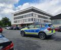 Bild: kaz
Vor zwei Wochen standen viel mehr Polizeiautos vor der Berufsschule Wiesau. Bei der Nachbesprechung des Großeinsatzes am Montag war es nur noch ein Polizeiwagen.
