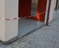 Bild: jr
Vom Johannisplatz her ist der Zugang zur Sparkasse mit einem etwas „lausigen“ Absperrband gesperrt, weil die Stufe repariert wird. „Die sollen jetzt endlich in die Gänge kommen“, forderte 2. Bürgermeister Karlheinz Hoyer, damit dieses Band wieder weg kommt.