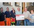 Bild: dir
Je 500 € erhalten die Helfer vor Ort, die First Responder, die Kinderpalliativ Ostbayern und die Kinderkrebshilfe (nicht im Bild), von links: Matthias Elterlein, Thomas Renner, Barbara Christophel, Andreas Aigner, Josef Graf, Josef Elterlein und Ernestine Moosburger
