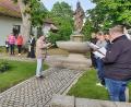 Bild: bsc
Eine passende Kulisse bot der Marienbrunnen zur letzten feierlichen Maiandacht der Pfarrei Maria Immaculata. Pfarrer Joseph (mitte) freute besonders die Gestaltung der Andacht durch die Kolpingsfamilie Friedenfels sowie das Mitwirken des Männergesangvereins „Frohsinns“ (rechts).