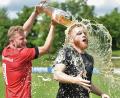 Bild: Büttner
Der Vohenstraußer Nichola Neidhardt (links) absolvierte gegen die SpVgg Schirmitz sein letztes Spiel. Nach dem sicheren Klassenerhalt verpasste er seinem Trainer Martin Schuster eine Bierdusche.