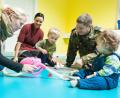 Symbolbild: Philipp Schulze
Tagesmutter Elisa Dornbusch (l-r), die Mutter Franziska und ihr eineinhalb jährige Sohn Sam, der Standortälteste Tim Grünewald und der einjährige Carl spielen am 21.01.2014 in Lüneburg (Niedersachsen) in Räumlichkeiten von _Theos Zwergenstube_ auf dem Gelände der Theodor-Körner-Kaserne. In Lüneburg gibt es eine der bundesweit ersten Kasernen-Kitas, die das umsetzt, was Verteidigungsministerin von der Leyen (CDU) plant _ eine familienfreundlichere Bundeswehr. Foto: Philipp Schulze/dpa (zu lni-KORR.: "Kinder in der Kaserne _ Lüneburg lebt Ursula von der Leyens Plan" vom 30.01.2014) ++ +++ dpa-Bildfunk +++
