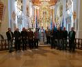 Bild: Koller/exb
Vor dem Altar dankte Präfekt Michael Koller den MMC-Funktionsträgern, anwesenden Sodalen und Bannerträgern für Ihr Kommen und Pater Seraphin (Mitte) mit dem Friedenslicht für die würdevolle Gestaltung der Andacht.