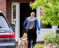 Bild: Hauke-Christian Dittrich/dpa
Ein Diensthundeführer der Polizei geht mit einem Spürhund zu einem Wohnhaus in Wiesmoor. Es geht um den Verdacht des Betrugs bei Corona-Hilfen.