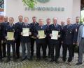 Bild: kro
Langjährige Mitglieder und Aktive ehrte die Feuerwehr Wondreb. Im Bild: (von links) Alois Kraus, Sebastian Gradl, Konrad Weiß, Bernhard Härtl, Herbert Forster, Norbert Härtl, Franz Mauerer, Jürgen Siller, Ernst Köstler, Albert Baumgärtl, Vorsitzender Matthias Gradl, Kommandant Thomas Döllinger und Bürgermeister Franz Stahl.