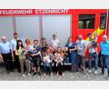 Bild: wlr
Gerne holten sich die Eltern die Rauchmelder ab, die von der Feuerwehr durch Kommandant Michael Roith (Zweiter von links) übergeben und von der CSU Etzenricht angeschafft wurden.