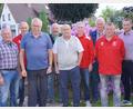 Bild: fvo
Zum 75. Geburtstag von Franz Kick (Dritter von links) gratulieren viele Freunde, Nachbarn und Vereine sowie Schiedsrichterobmann Willibald Hirsch (links) aus Floß und sein Weidener Stellvertreter und Neubayernliga-Schiri Andreas Stolorz (rechts) von der Schiedsrichtergemeinschaft Weiden.