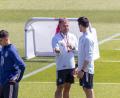 Bild: Daniel Karmann/dpa
Trainer Hansi Flick (M) steht mit seinem Assistenten Danny Röhl (r) beim Training auf dem Platz.