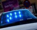 Bild: Monika Skolimowska/dpa-Zentralbild/dpa/Symbolbild
Ein Blaulicht leuchtet auf dem Dach eines Streifenwagens der Polizei.