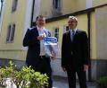 Bild: exb
Holger Popp und Pfarrer Martin Besold präsentieren das Plakat für die Nacht der offenen Kirchen.