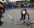 Bild: gf
Schläuche ausrollen und ankuppeln – die Feuerwehrjugendlichen zeigten bei der Einsatzübung in Karmensölden den interessierten Gartenfestbesuchern, was sie gelernt hatten.