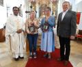 Bild: ct
Pfarrer Robin Xavier (links) und Pfarrgemeinderatssprecher Werner Prechtl verabschiedeten Martina Apfelbacher (Zweite von links) und Monika Krieger.