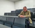 Bild: Lowak
Der ehemalige Mathe- und Physiklehrer Wolfgang Christ nimmt im neuen Physiksaal des generalsanierten Gymnasiums Neustadt/WN Platz. 39 Jahre unterrichtete an der Schule.