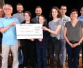 Bild: Peter Ringeisen
Zur Übergabe der Spende von 700 Euro an die Amberger Tafel versammelten sich (von links, vordere Reihe) Tafel-Vorsitzender Bernhard Saurenbach, Rose Reinprecht (G9a), Hanna Müllner (G5a), Carolin Ruppert (G9a), Studiendirektorin Daniela Pröls; (hintere Reihe) Oberstudienrat Thomas Pöller, Schulgeistlicher Reinald Bogensperger, Schulleiter Hans Kistler, Elternbeiratsvorsitzender Michael Luig und Kassier Daniel Jacob.