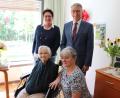 Bild: Stadt Tirschenreuth/exb
Die Jubilarin Rita Laab (sitzend, links) mit ihrer Tochter Rosita Schmid (vorne, rechts) sowie Pflegedienstleiterin Simone Maurer (links) und Bürgermeister Franz Stahl.
