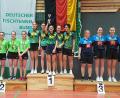 Bild: gsr
Das Neusorger Überraschungsteam jubelt: Antonia Schraml, Emily Sischka, Saskia Sacher, Emilia Schönfelder und Christina Stock-Schönfelder (Mitte, von links) haben die Deutsche Pokalmeisterschaft der Verbandsklassen gewonnen. Der TTC Wißmar (links) und der SV Helfendorf belegten die nachfolgenden Plätze.