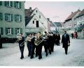 Archivbild: Posaunenchor Königstein/exb
Jahrzehntelang begleiteten die Bläser den Zug der Konfirmanden vom Pfarrhaus bis zur Kirche musikalisch. Auf diesem Bild aus dem Jahr 1963 ist rechts der Chorleiter Heinrich Rosner zu sehen.