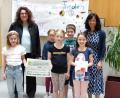 Bild: Magdalena Reger/exb
Schüler der Klasse 3a übergaben zusammen mit der Rektorin Diana Dippel einen symbolischen Scheck an Sibylle Männer vom Kinderschutzbund Tirschenreuth.
