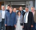 Bild: fla
Bei der Feier des 20-jährigen Dienstjubiläums als Rathauschef: Bürgermeister Josef Beimler mit Ehefrau Hilde und dem Hostauer Bürgermeister Miroslav Rauch (vorne, von rechts) sowie stellvertretendem Bürgermeister Hans-Peter Reil, Partnerschaftsbeauftragtem Uli Völkl, den Stellvertreter des tschechischen Bürgermeisters, Karel Brabec und Milos Hutkay, sowie stellvertretendem Bürgermeister Roman Bauer (hinten, von rechts). Sie alle verbindet nicht nur die Partnerschaft der beiden Gemeinden, sondern mittlerweile auch eine echte Freundschaft.