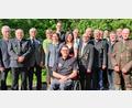 Bild: Georg Hausmann/exb
Einige Ehrengäste des Gauschützentags mit dem neu gewählten Vorstand: (von links) OSB-Präsident Franz Brunner, Georg Hausmann, Johann Zimmermann, Anita Zirnig, Annette Rauscher, Thomas Borek, Jürgen Weiß, Tanja Hüttner, Günter Fleischmann, Markus Gebhard, Erwin Schötz, Heinz Rathenow, Dietmar Beyer, Christian Beyer, Wolfgang Moll, Helmut Döbereiner und Gauschützenmeister Werner Wendl.