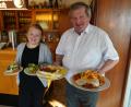 Bild: kaz
Wie jedes Restaurant kommt auch das Gasthaus "Zur Fantasie" in Kemnath nicht an Preiserhöhungen vorbei. An der Portionsgröße ändert sich aber nichts, wie man auf den Tellern von Seniorchef Hans Sertl und Enkeltochter Luisa Sertl sehen kann.
