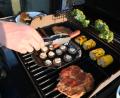 Bild: Bernd Weißbrod/dpa
Entscheidend für die Klimabilanz beim Grillen ist weniger das verwendete Gerät - sondern das, was auf den Rost kommt.
