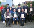 Bild: öt
Klaus Schneider und Bruno Prischenk halten der Feuerwehr Pullenreuth seit 55 Jahren die Treue, Johann Hecht seit fünf Jahrzehnten (sitzend, von links). Unsere Aufnahme zeigt sie mit den Neumitgliedern Bastian Müller und Paul Pinzer(zweite Reihe, von links) sowie (hinten, von links) Bürgermeister Hubert Kraus, Kommandant Andreas Müller, Kommandant Andreas Philipp, Richard Braun (45), Franz Rickauer und Lothar Scharf (beide 20).