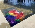 Bild:  Stadt Neustadt/exb
Mit der Regenbogenfahne im Neustädter Brunnen wollen die „Echten Weidner“ nichts zu tun haben.